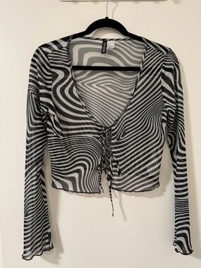H&M Black & White Swirl Tie-Front Crop Top